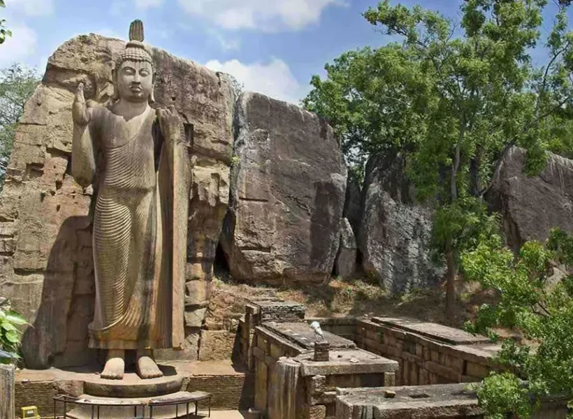 Avukana-Buddha-Statue-Anuradhapua-Ancinet-City
