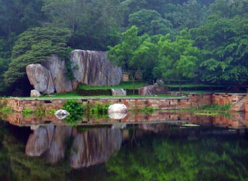 Kaludiya-pokuna-Mihintale-Sri-Lanka
